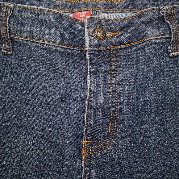 Bum Equipment Ladies Size 16W Petite Plus Medium Wash Jean Capri's - Picture 8 of 14